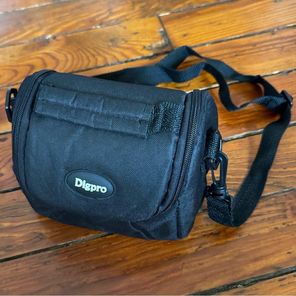 Digpro Compact Fit Design Deluxe Gadget Bag for Cameras/Camcorders Black